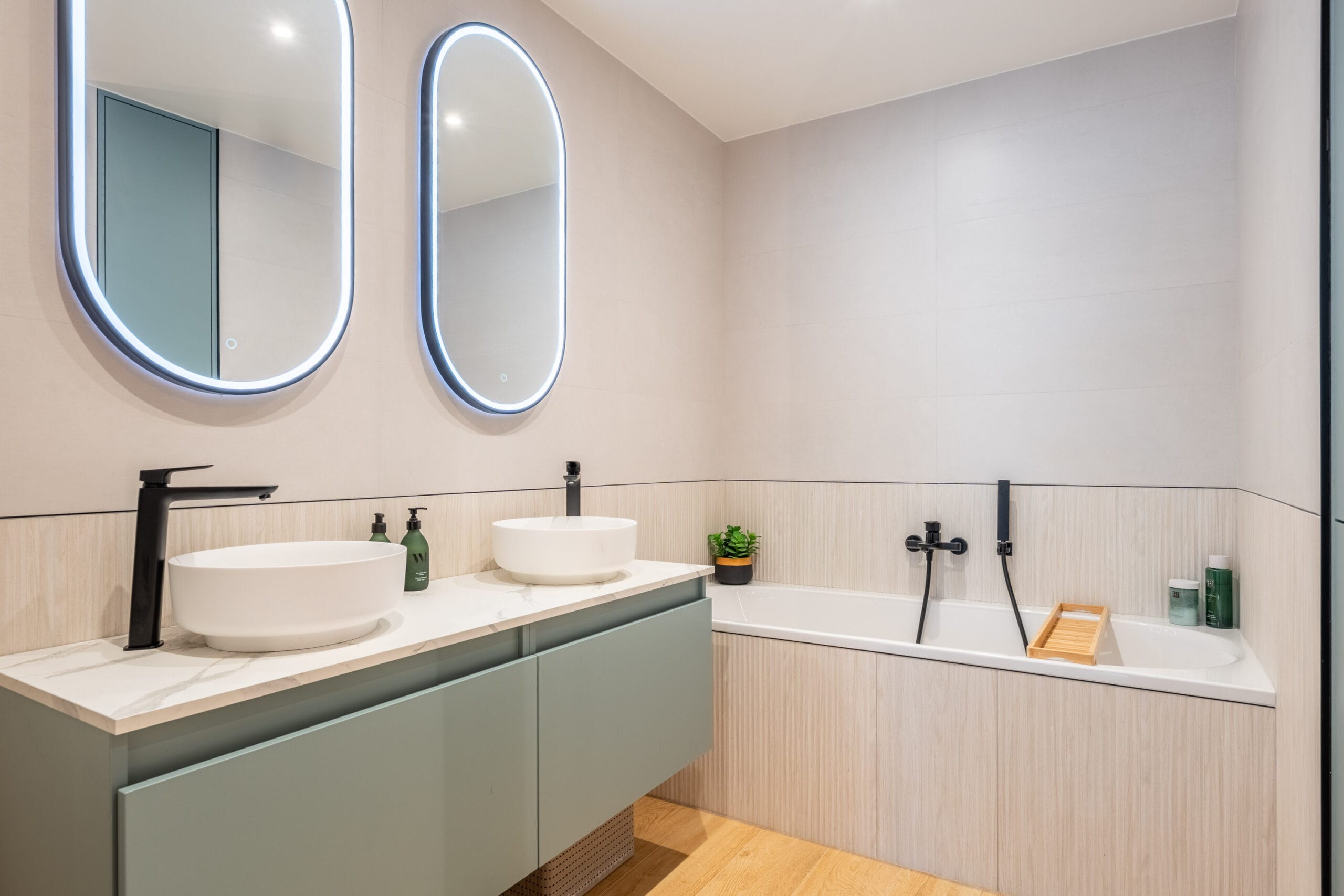 avenue-du-rhone-sophie-antonelli-architecte-interieur-salle-de-bain Rénovation d’une salle de bain familiale avec baignoire et douche