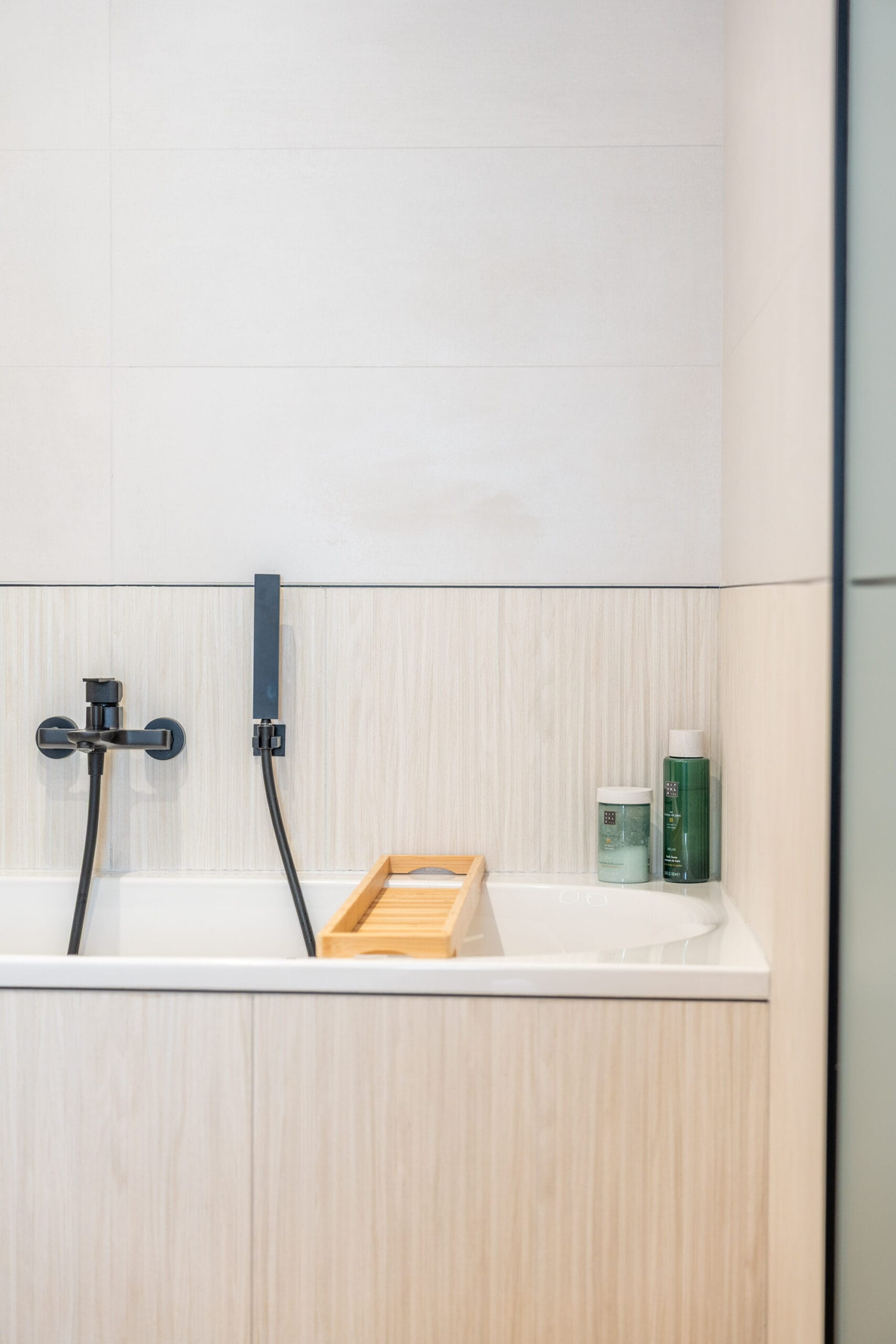 avenue-du-rhone-sophie-antonelli-architecte-interieur-decoration32 Rénovation d’une salle de bain familiale avec baignoire et douche