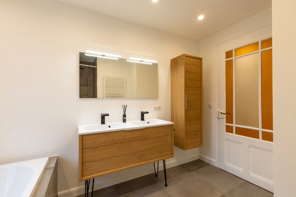 louis-revon-sophie-antonelli-architecte-interieur-meuble-salle-de-bain Rénovation d'un appartement par Sophie Antonelli, salle de bain